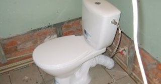 Установка приставного унитаза в Гатчине - монтаж и подключение, СантехДомГтч от 5243 рублей