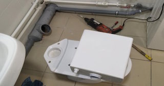 Установка напольного унитаза в Гатчине: монтаж под ключ от СантехДомГтч от 5243 рублей.